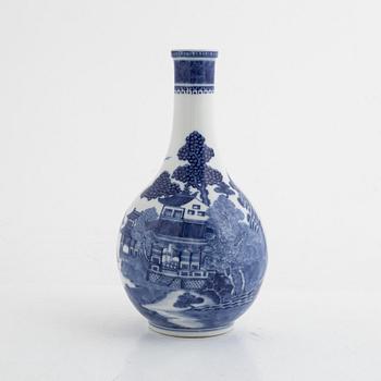 A Chinese blue and white porcelain flask, Qng dynasty, Qianlong (1736-95).