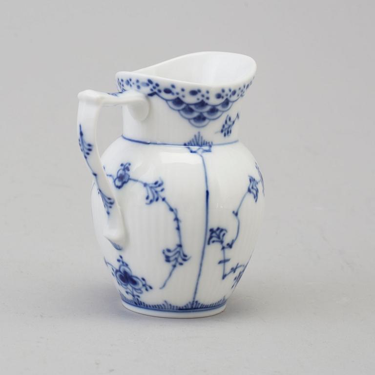 ROYAL COPENHAGEN, servisdelar, 33 delar, porslin, "Musselmalet", Danmark, 1900-tal.