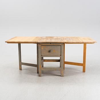 A 20th Century gate leg table.