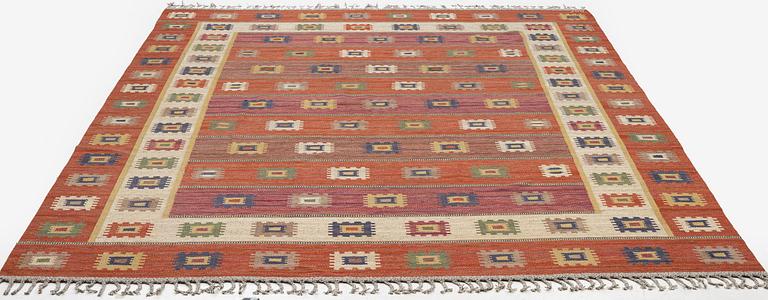 Märta Måås-Fjetterström, a flat weave 'Röd grön äng' carpet, c. 402 x 305 cm, signed MMF.