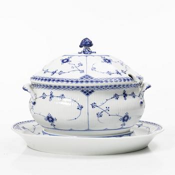 Royal Copenhagen, terrin, porslin, "Musselmalet", modell 597, Danmark, 1894 - 1900.