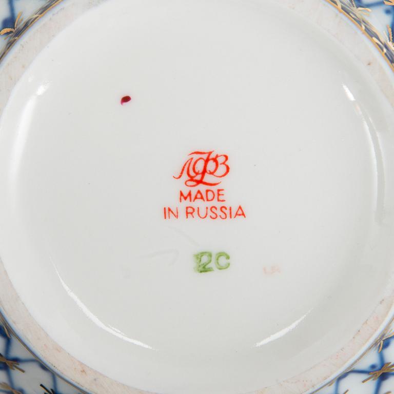 Kahvi- ja teekalusto, 34 osaa, "Blue Net", Lomonosov, Neuvostoliitto, kolme osaa v. 1991 jälkeen.