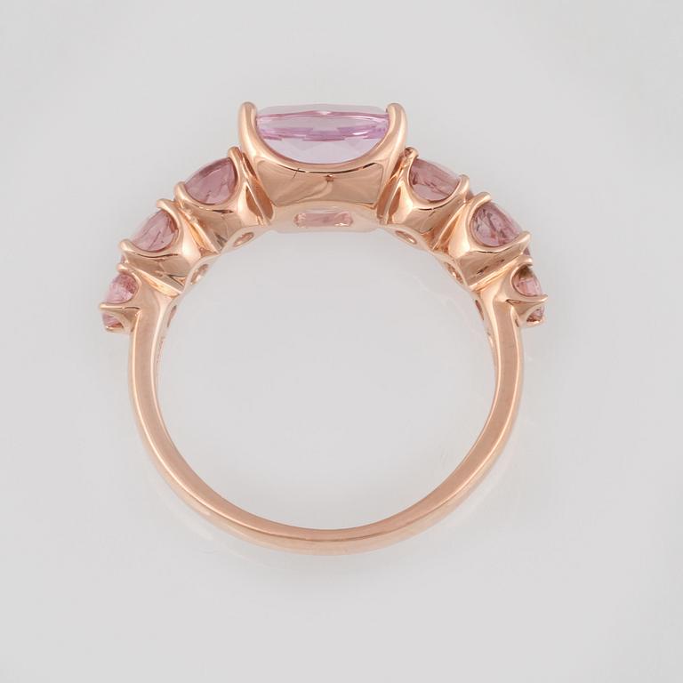 RING, 18K guld med fasettslipad kunzit ca 2.02 ct samt fasettslipade turmaliner 1.27 ct. Vikt 3,7 gram.
