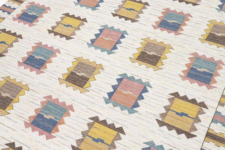 Märta Måås-Fjetterström, matta, "Ljusa Plador" rölakan, ca 355 x 239 cm, signerad AB MMF.