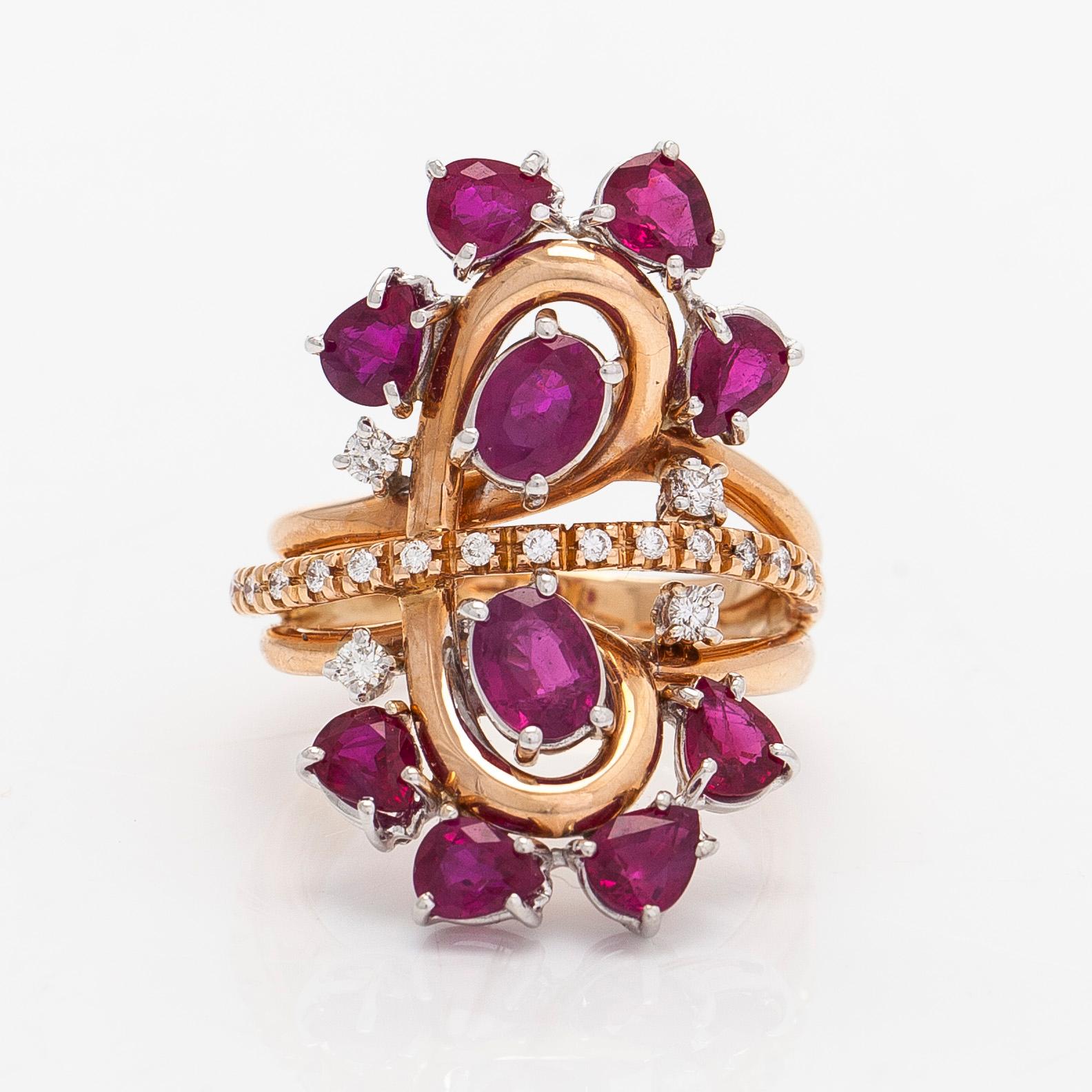 Sormus, 18K ruusukultaa, ovaaleja ja pisaramuotoisia rubiineja sekä briljanttihiottuja timantteja.