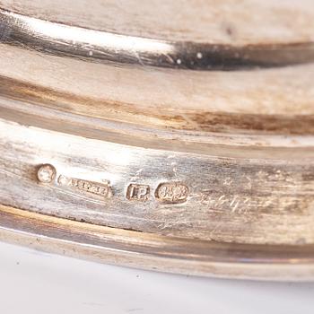 Fabergé, verkmästare JULIUS RAPPOPORT, kandelabrar, ett par, silver, S:t Petersburg före 1899.
