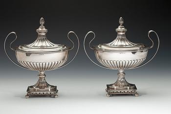 SOKERIKKOJA, pari. Hopeaa. A.G. Dufva Tukholma 1908. Korkeus 23 cm. Paino 1249 g.