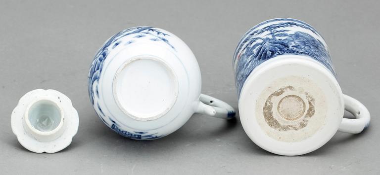 CHOKLADKANNA SAMT MUGG, porslin,  Kina, Qing dynastin. Qianlong (1736-95).