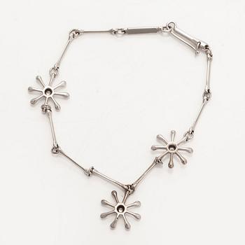 Kalevala Koru, armband, "Polaris", 18K vitguld och briljantslipade diamanter, Kirsti Doukas, 2009.