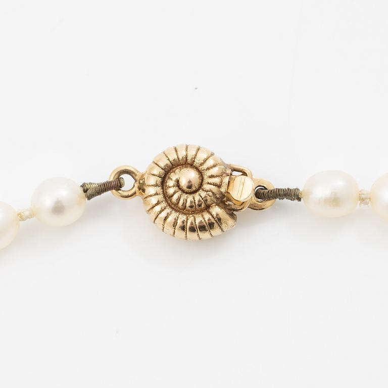 Cultured pearl necklace, with a shell-shaped clasp in 18K gold.