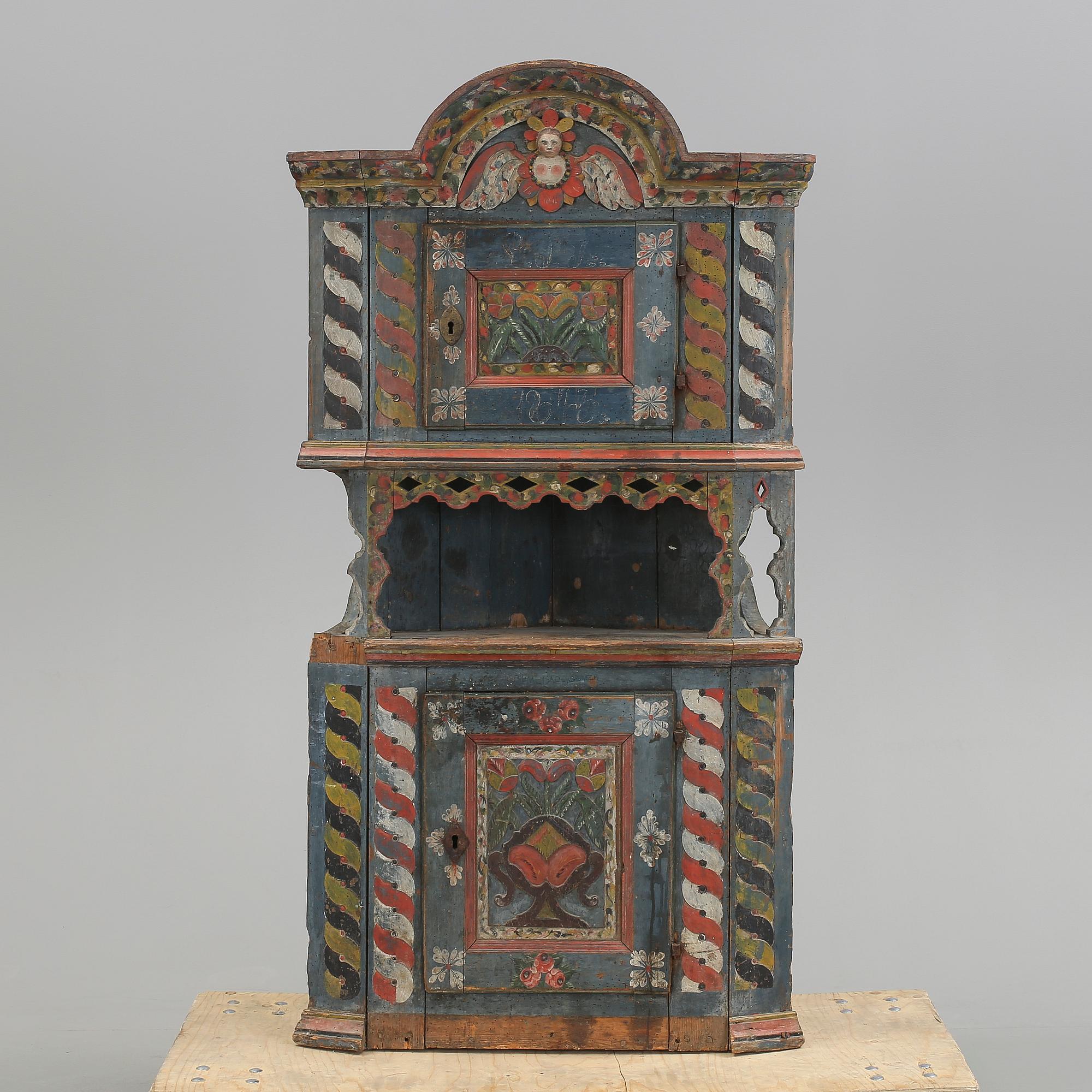 HÖRNSKÅP, Allmoge, så kallat Änglaskåp, Skåne, bär datering 1843.