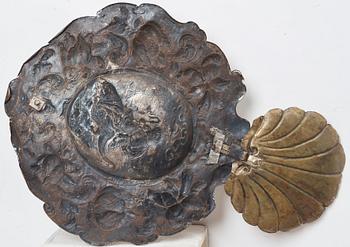 LJUSPLÅTAR, för ett ljus, ett par, barock, 1600-talets senare del, Sverige eller Tyskland/Nederländerna.