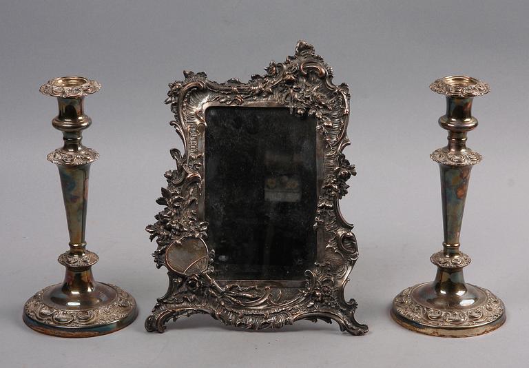 LJUSSTAKAR, ett par, nysilver, samt BORDSPEGEL, vitmetall. Nyrokoko. 1800-talets andra hälft.
