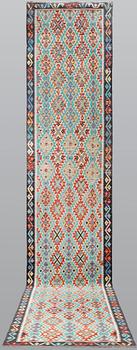 A runner killim, ca 496 x 98 cm.