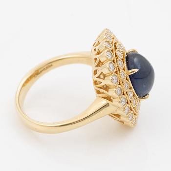 Ring in 18K gold set with a cabochon-cut sapphire and brilliant-cut diamonds.