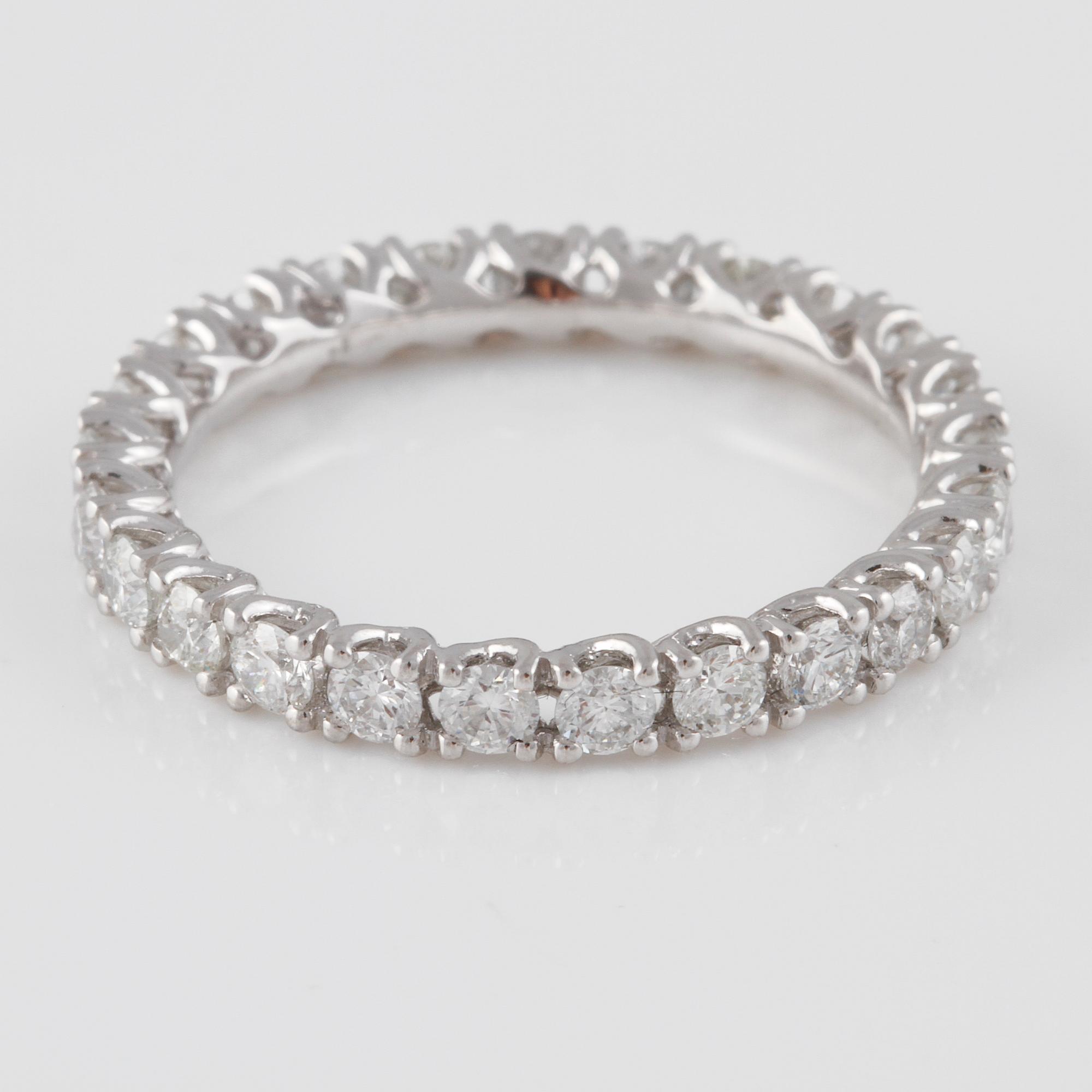 RING, 18K vitguld med briljantslipade diamanter ca 1.15 ct. Vikt 1,9 gram.