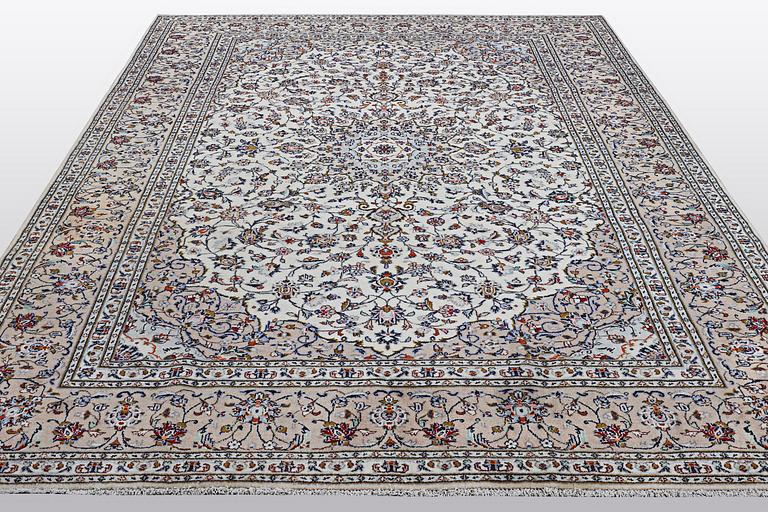 A carpet, Kashan, ca 344 x 245 cm.
