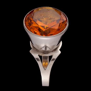 RING, silver, orange syntetisk safir. Pele-Kulta, Åbo 1969.