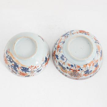 A group of three Chinese imari deep dishes and two bowls, Qing dynasty, Qianlong (1736-95).