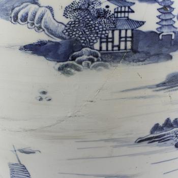 URNA, porslin, Kina, 1700-tal.