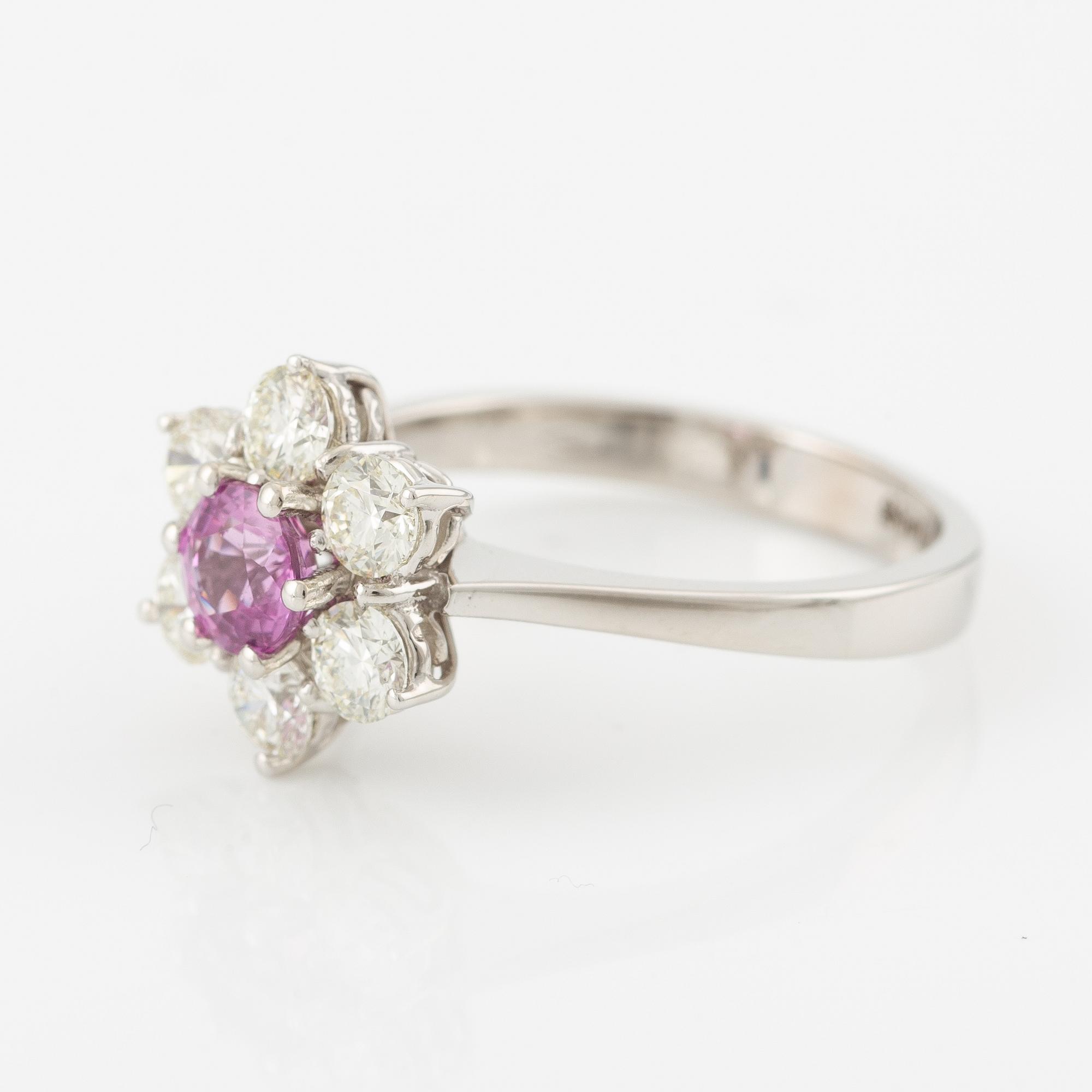 Ring in 14K gold with a pink faceted sapphire and round brilliant-cut diamonds.