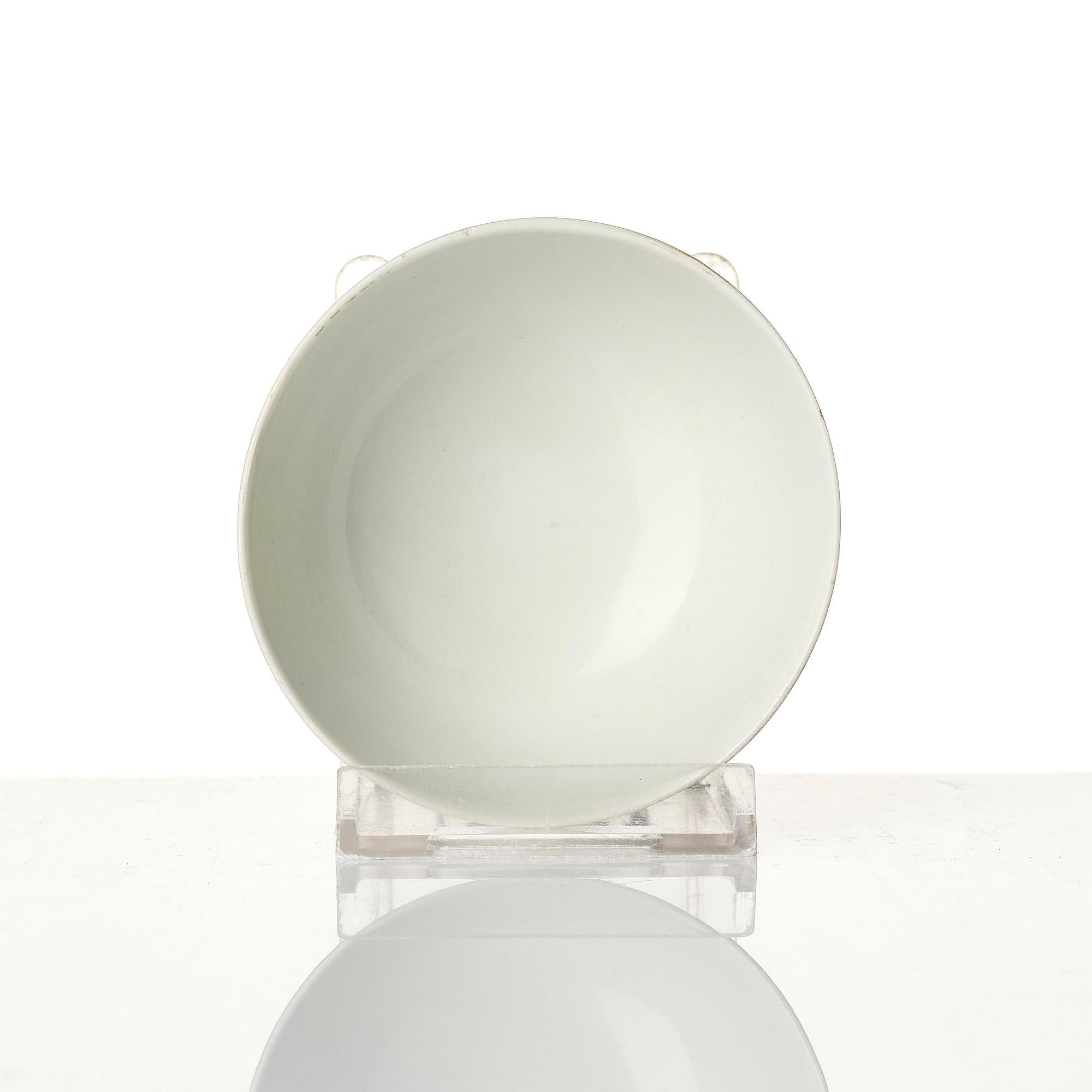 A famille rose armorial cup and stand with the monogram of the Swedish King Gustavus III, Qing dynasty, 18th century.