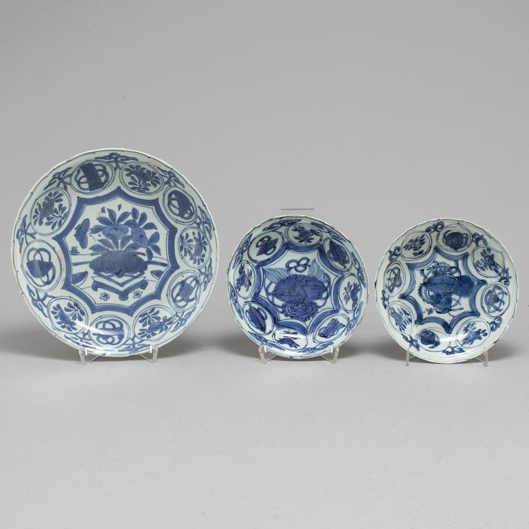 A set of two blue and white kraak dishes and a serving dish, Ming dynasty, Wanli (1572-1620).