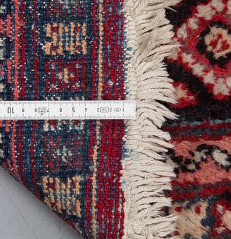 A carpet, semi-antique Mahal, ca 298 x 228 cm.