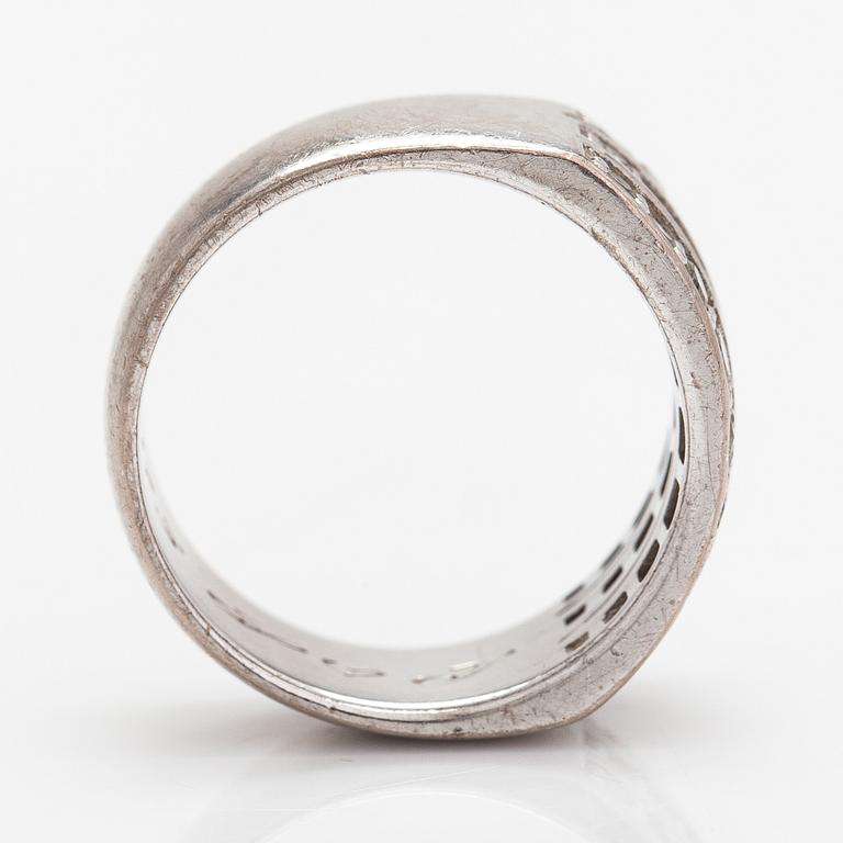 Sormus, 18K valkokultaa ja timantteja n. 0.50 ct yht. Kultasepänliike Esko Lindroos, Helsinki 2011.