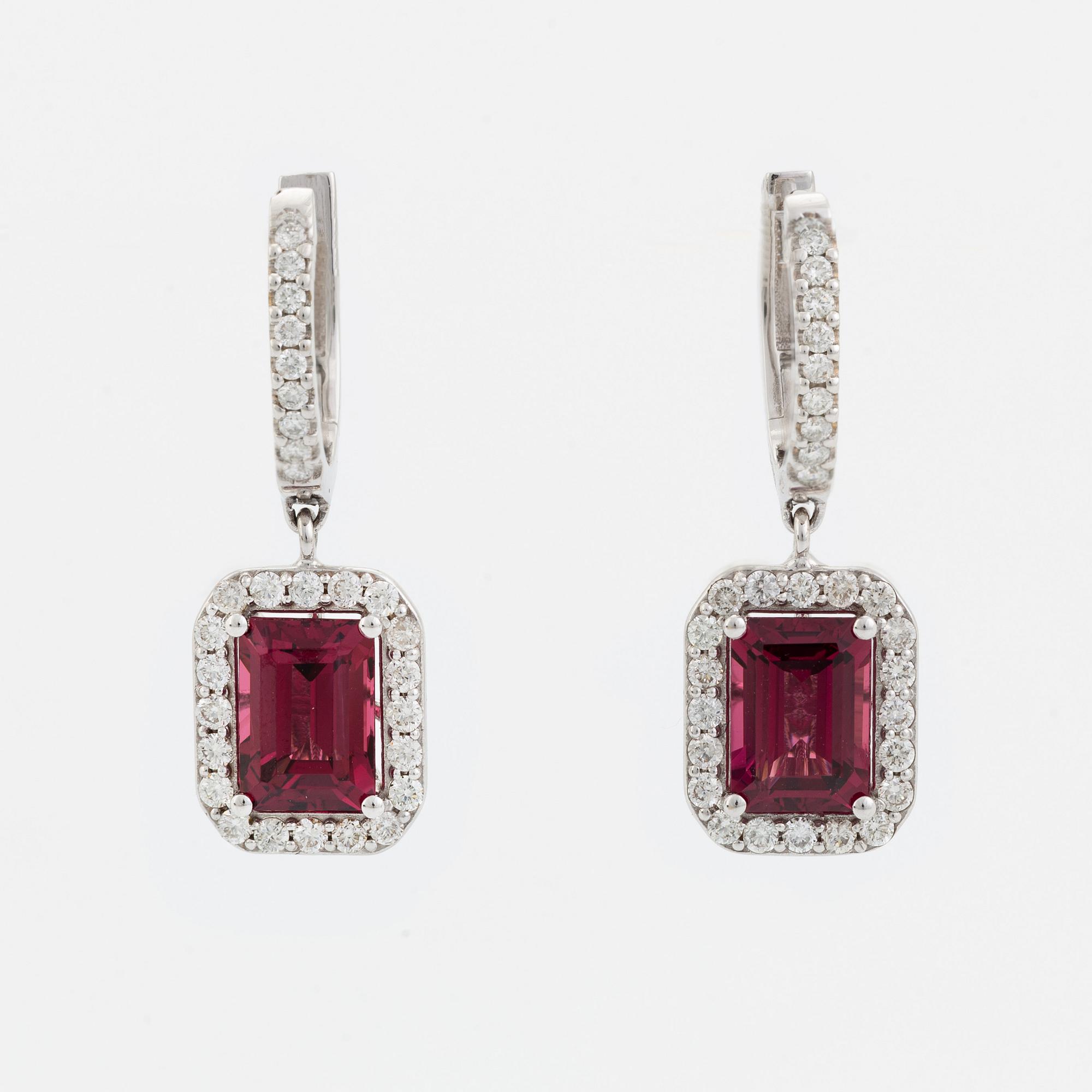 Örhängen med turmaliner och briljantslipade diamanter.