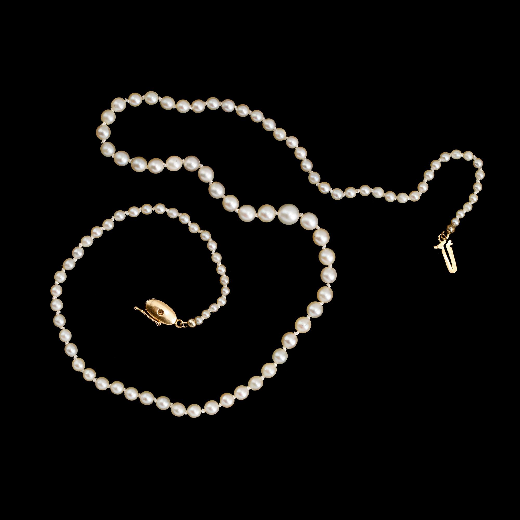 PÄRLCOLLIER, odlade doserade pärlor, lås 18 k guld.