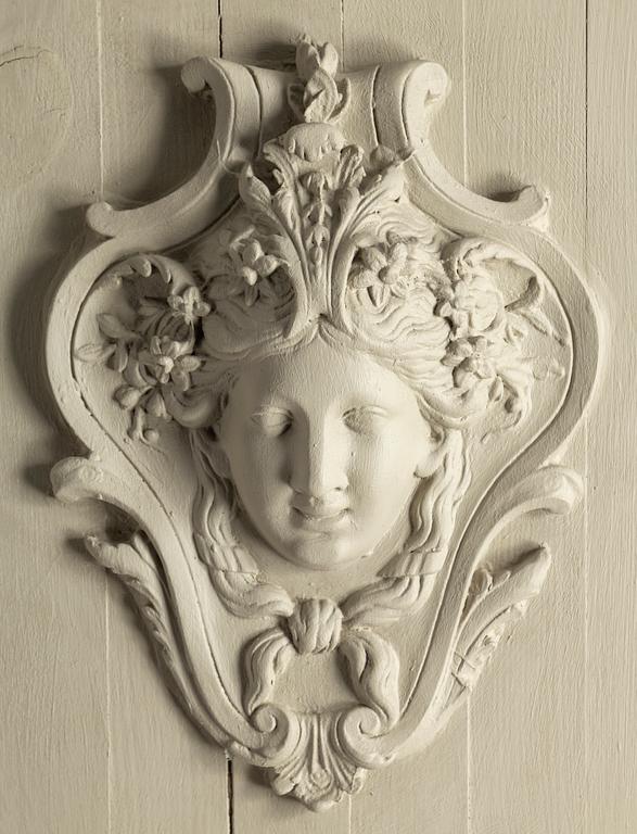 VÄGGDEKORATION, 1900-tal, bemålad gips och trä.