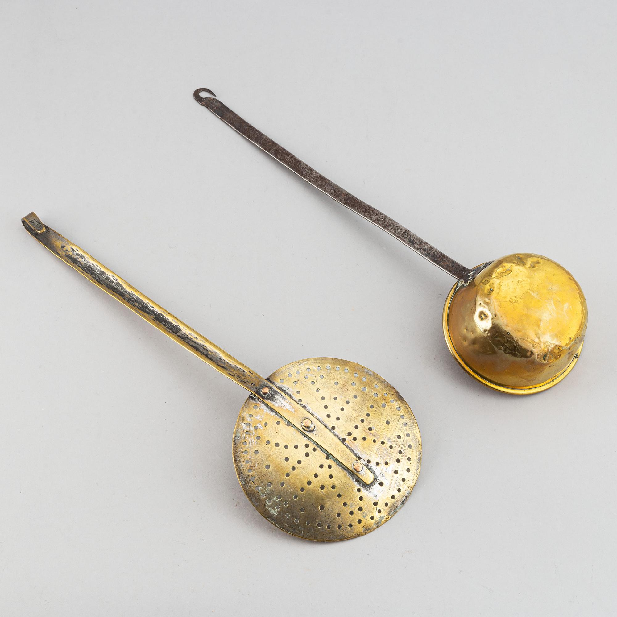 A ladle and sieve, brass, 18th century.