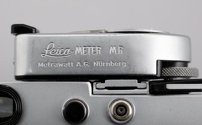 KAMERA samt OBJEKTIV, 1+2, Leica M4 Schwarz Lackiert, nr 1227403, med Leica-Meter, 1969.