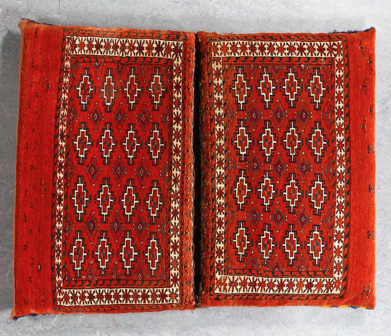 KUDDAR, ett par snarlika, semiantika Tekke Turkmen, ca 63x100 cm.