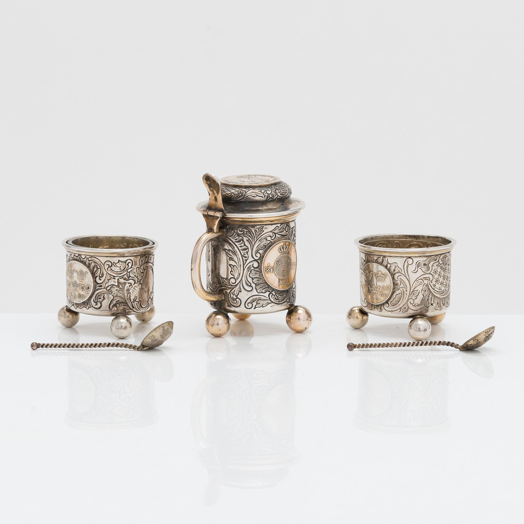 Saltkar och dryckeskanna i miniatyr, silver, C G Hallberg, Stockholm 1900-1904. I original ask.