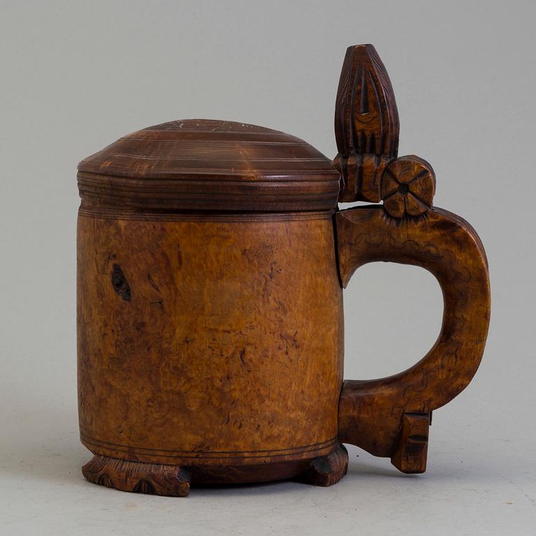 AN 18TH CENTURY BIRCH NORWEGIAN TANKARD.