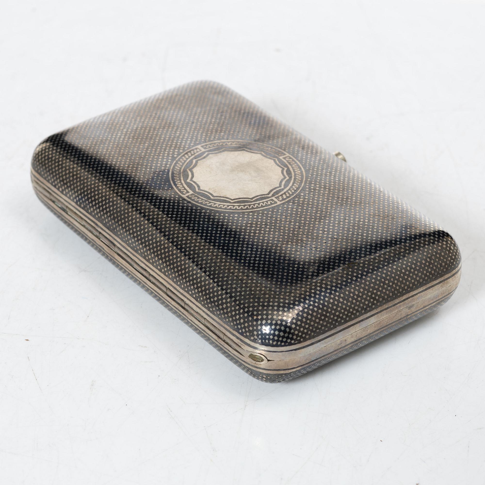 A Russian silver niello cigarette case Unidentified cyrillic maker’s mark. Assay master A. Romanov, Moscow 1890.