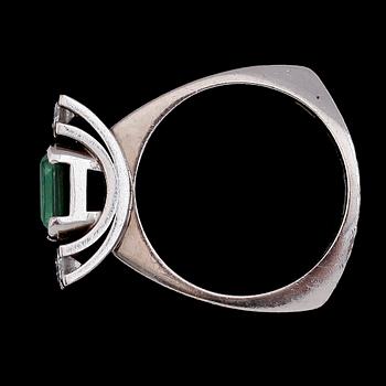 RING, 18 k vitguld, 1976, briljantslipade diamanter och smaragd. Vikt ca 7,8 g.