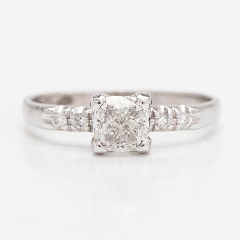 Ring, 14K vitguld, modifierad kuddslipad diamant ca 1.00 ct. GIA certifikat.