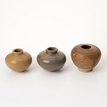 Krukor, två stycken, vaser, två stycken, skål och kanna, Mingdynastin (1368-1644.