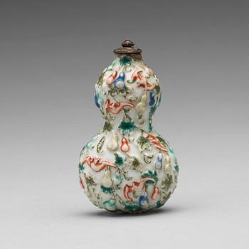 682. A large famille rose snuff bottle, Qing dynasty, 19th Century.