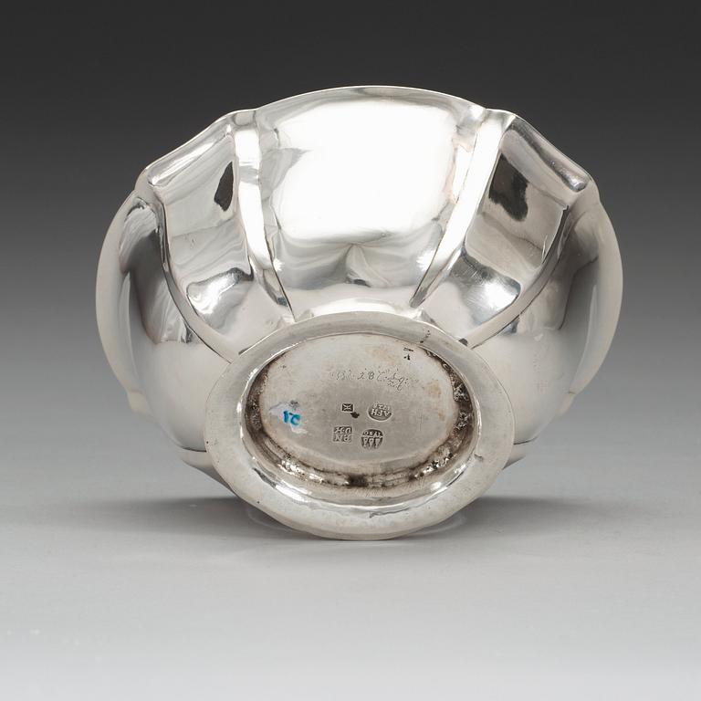 A Danish 18th century silver bowl, marks of Asmus Fridrich Holling, Copenhagen 1730.