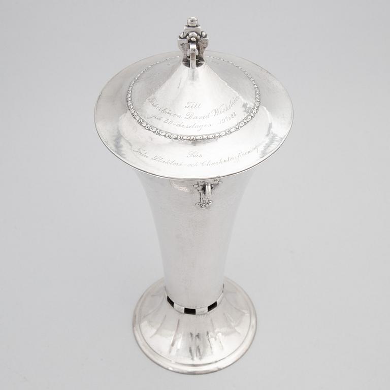 Pokal med lock, silver, 1900-tal, stämplad EM O Möller.