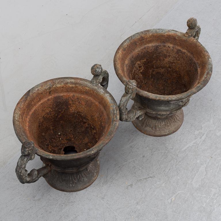 A pair of cast iron garden urns, 20/21th century.