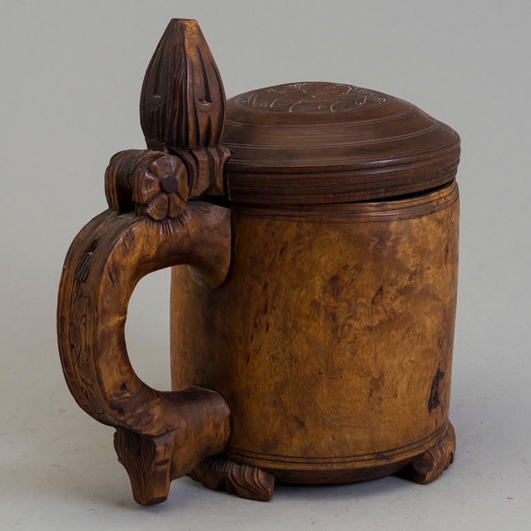 AN 18TH CENTURY BIRCH NORWEGIAN TANKARD.