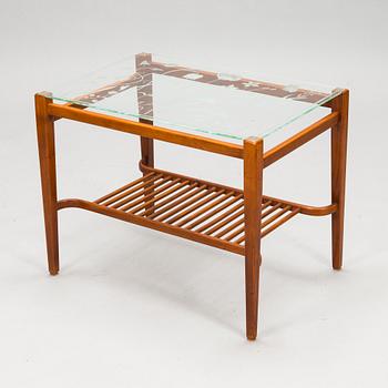 A mid-20th century coffee table / side table.