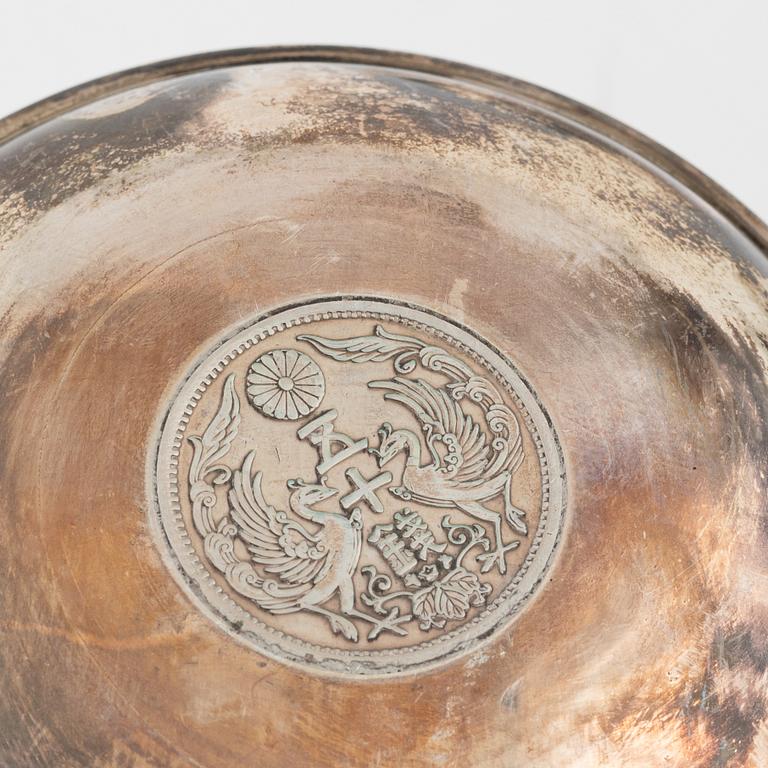 A set of two silver dishes, and four silver salts, 20th Century.