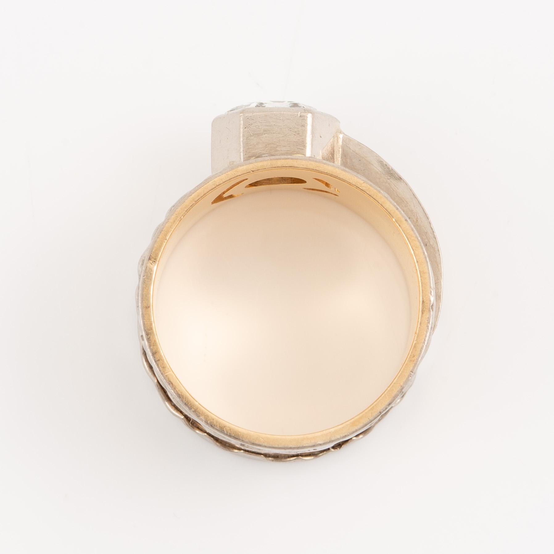 Ring, 18K guld med hexagonalslipad diamant, ca 1.58 ct.