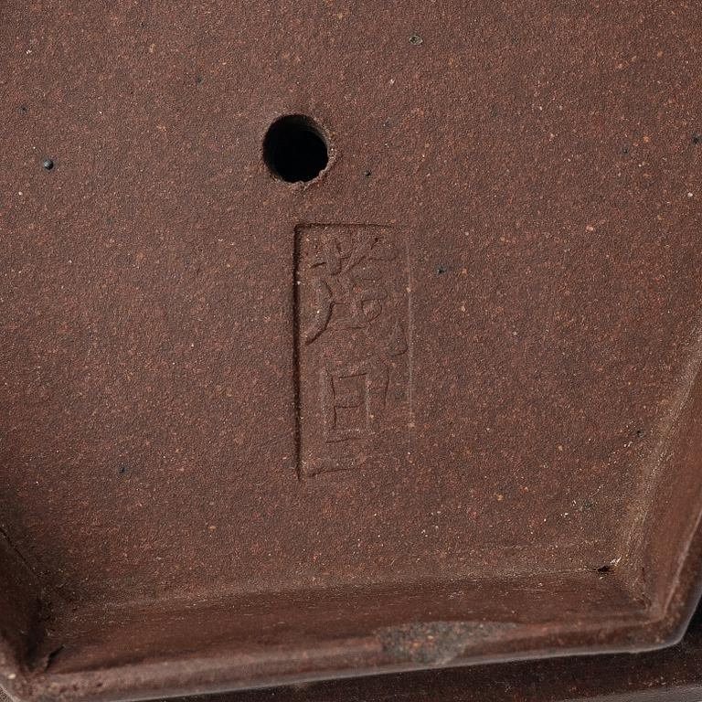 A hexagonal yixing teapot, late Qing dynasty / early 1900s.